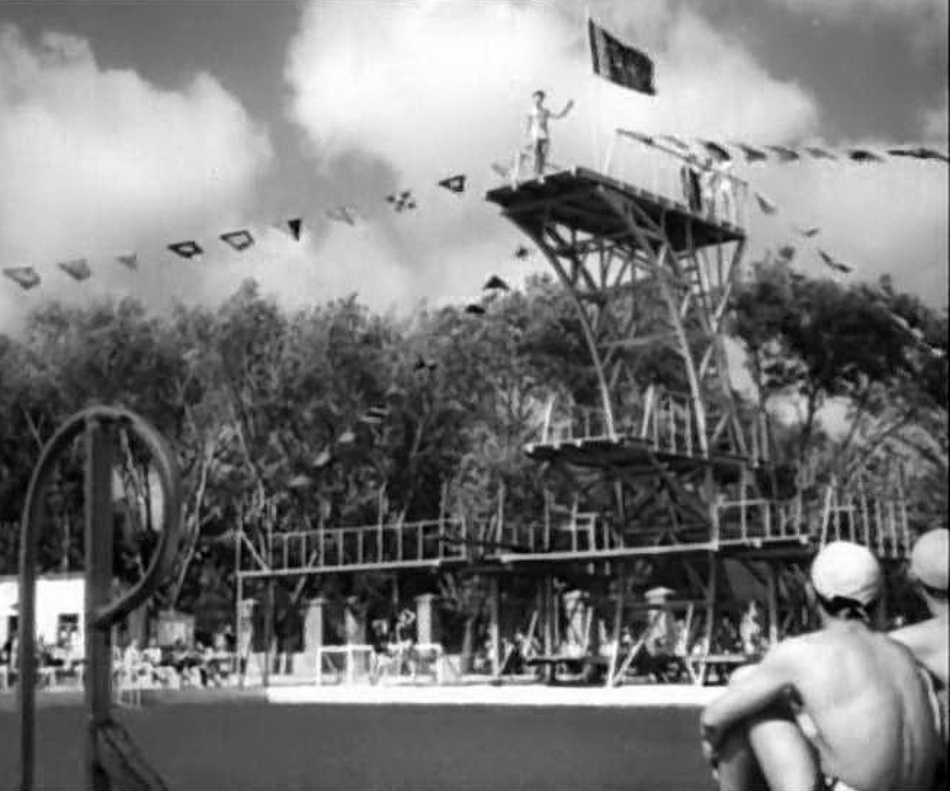 В парке проводили соревнования. 50-е годы. Фотография из архива семьи Пупышевых 