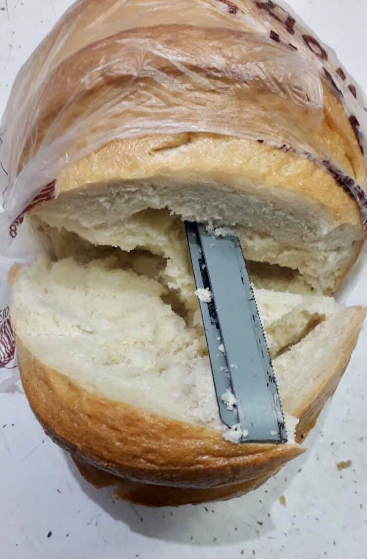 Хлеб с пилой. Фото пресс-службы изолятора