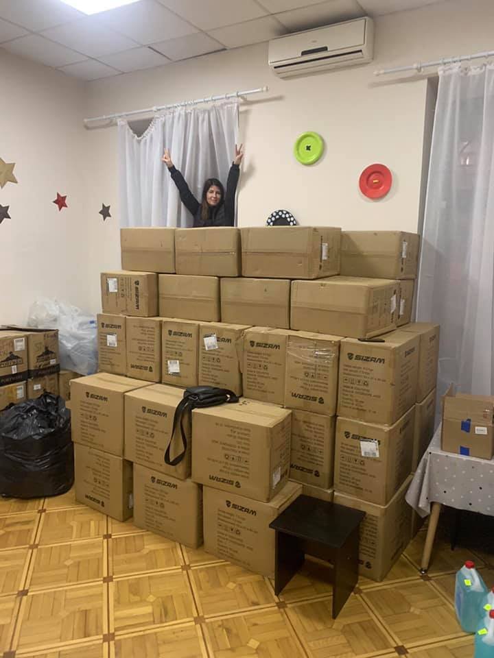 Екатерина Ножевникова с помощью для больниц 