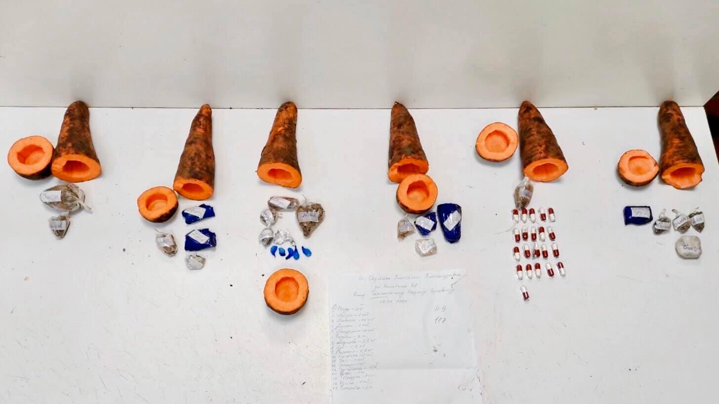 Морковка с наркотиками. Фото: ГУ "Одесский следственный изолятор"