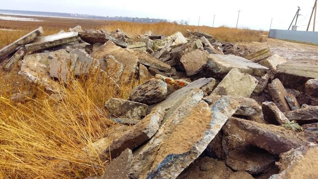 В Лебедевке появился пирс из строительного мусора. Фото: Иван Русев