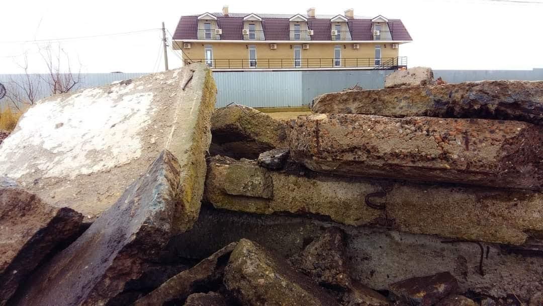 В Лебедевке появился пирс из строительного мусора. Фото: Иван Русев