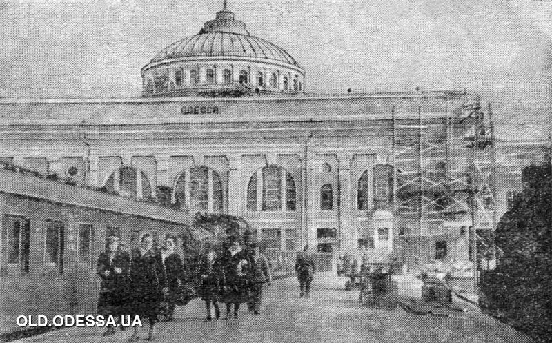 Первые пассажиры на новом перроне. Фотограф И. Кригель, газета «Черноморский гудок», 1952 год. Фото: viknaodessa