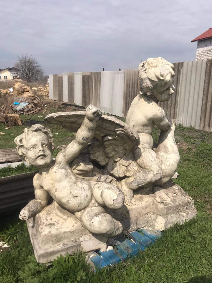 Скульптуры с Оперного театра на поле. Фото: Виталий Оплачко. 