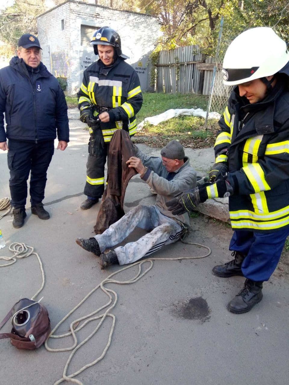 Спасатели достали мужчину из люка. Фото: ГСЧС