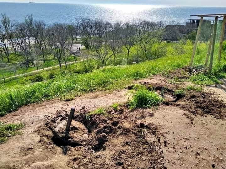 Волонтеры установили скамейки. Фото: "Наша чистая Одесса"