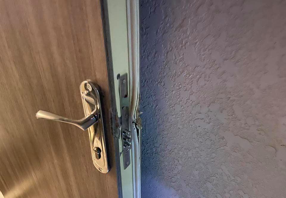 Пожарные вскрыли дверь. Фото: ГСЧС