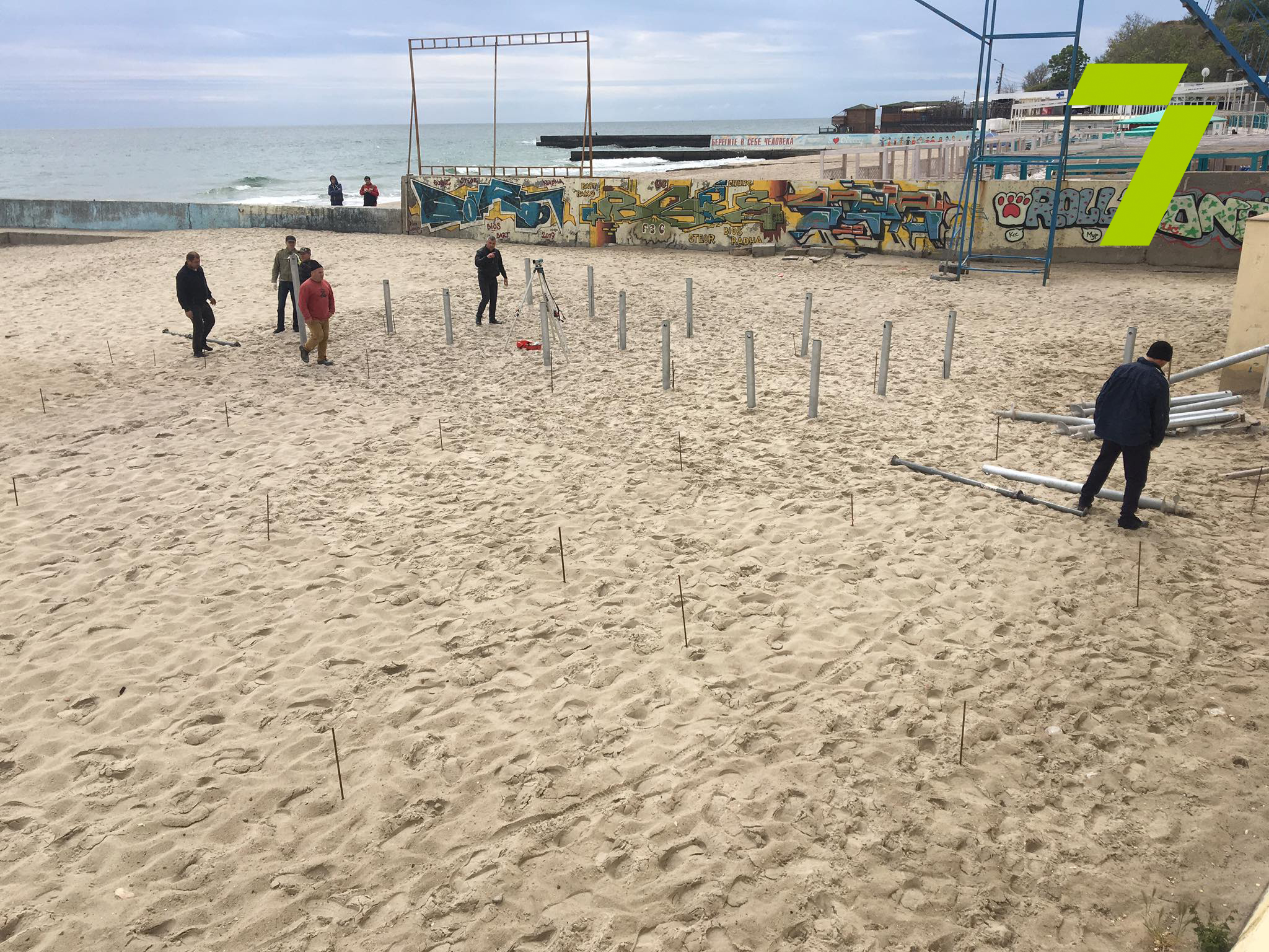 Настил на пляже 16-й Фонтана Фото: 7 канал