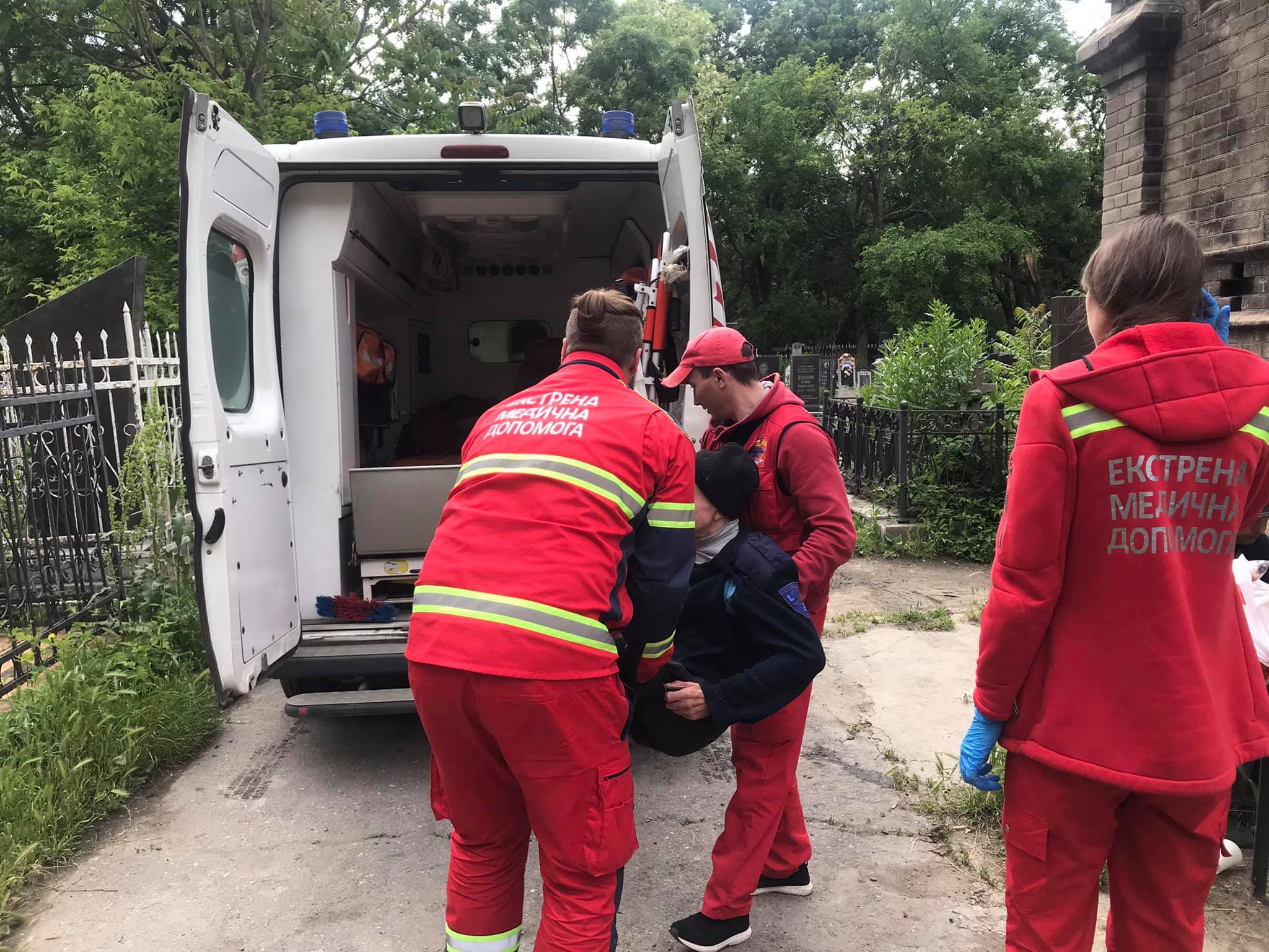 Людей с ограниченными возможностями выбросили на кладбище. Фото: Сергей Бакуменко 