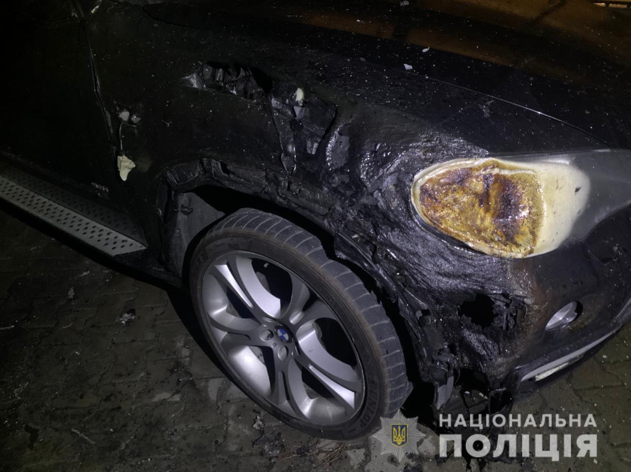 Ночью на Говорова горели три машины. Фото: Нацполиции