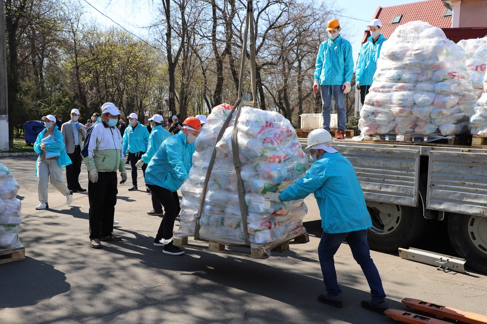 По Одессе волонтеры развозят помощь нуждающимся Фото: горсовет
