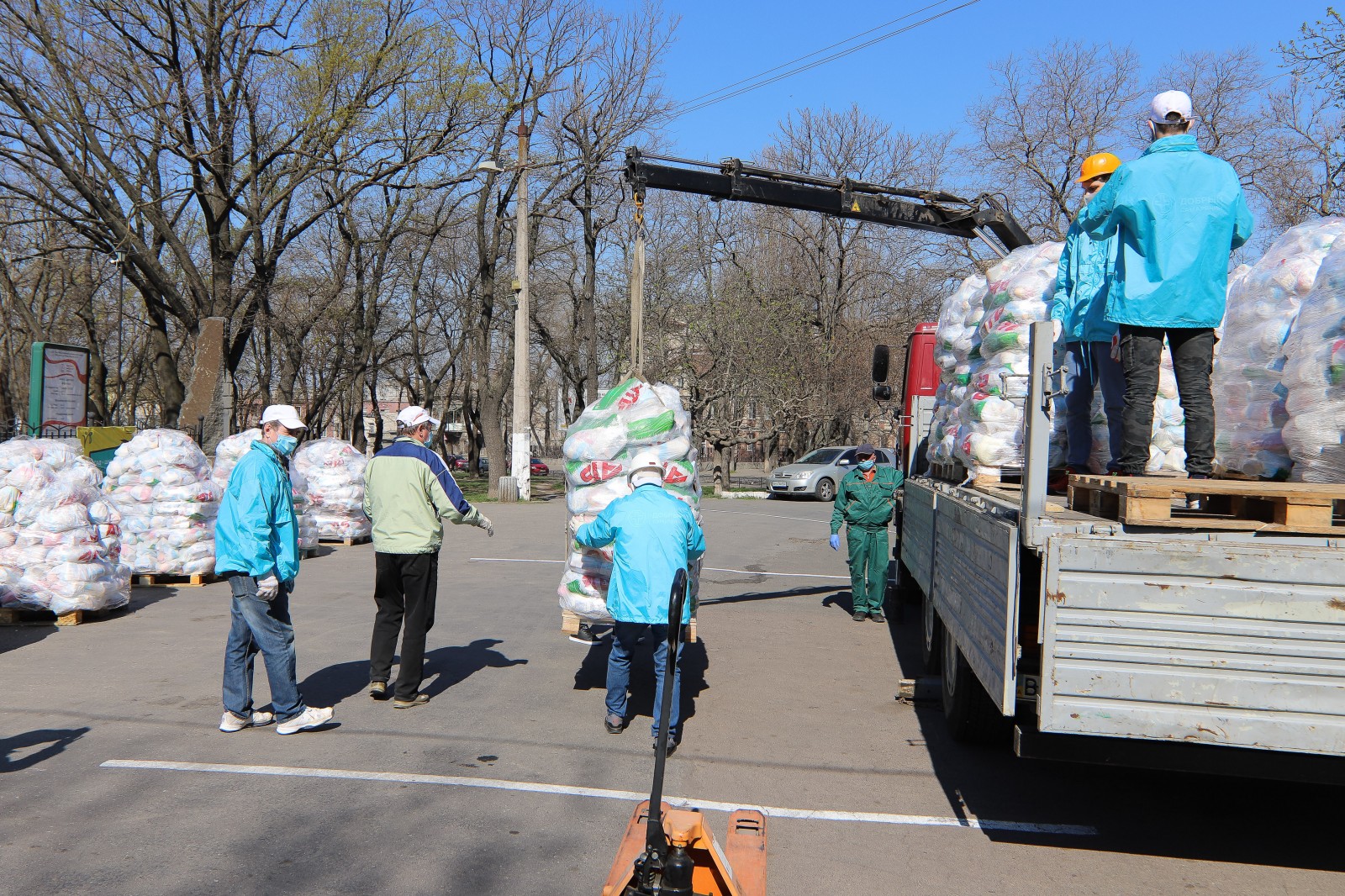 По Одессе волонтеры развозят помощь нуждающимся Фото: горсовет