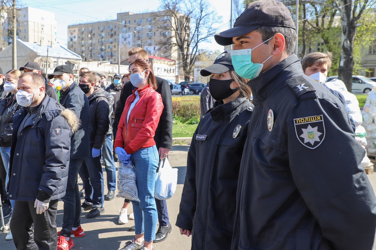 По Одессе волонтеры развозят помощь нуждающимся Фото: горсовет