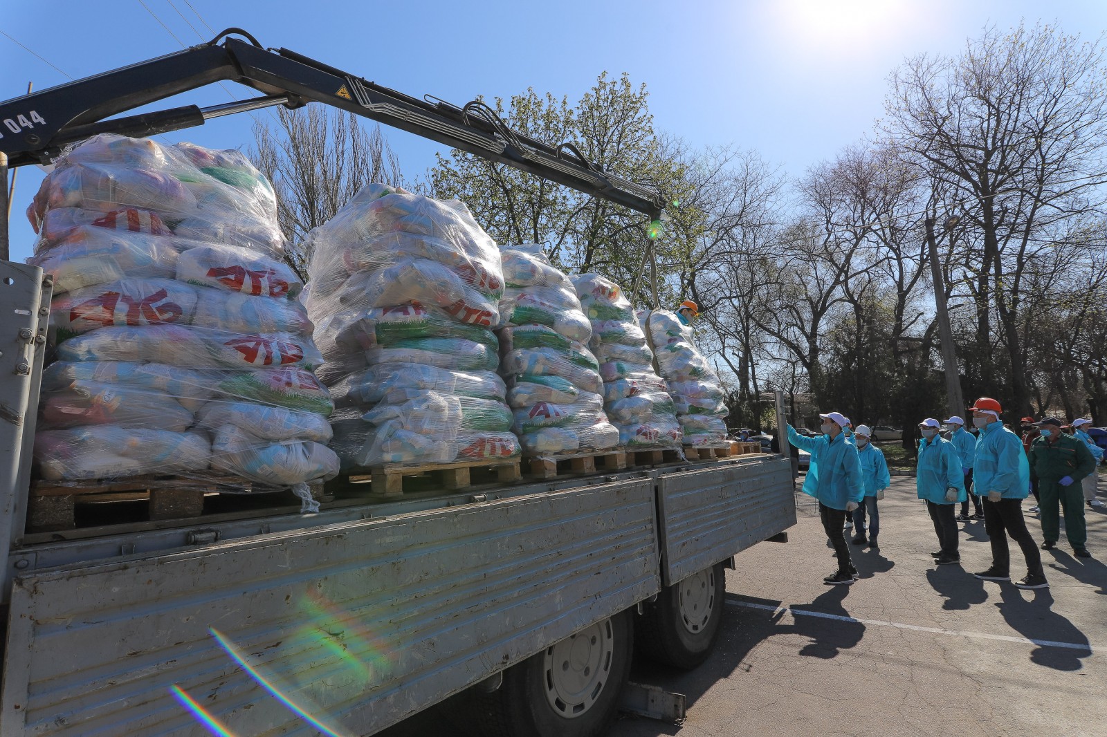 По Одессе волонтеры развозят помощь нуждающимся Фото: горсовет