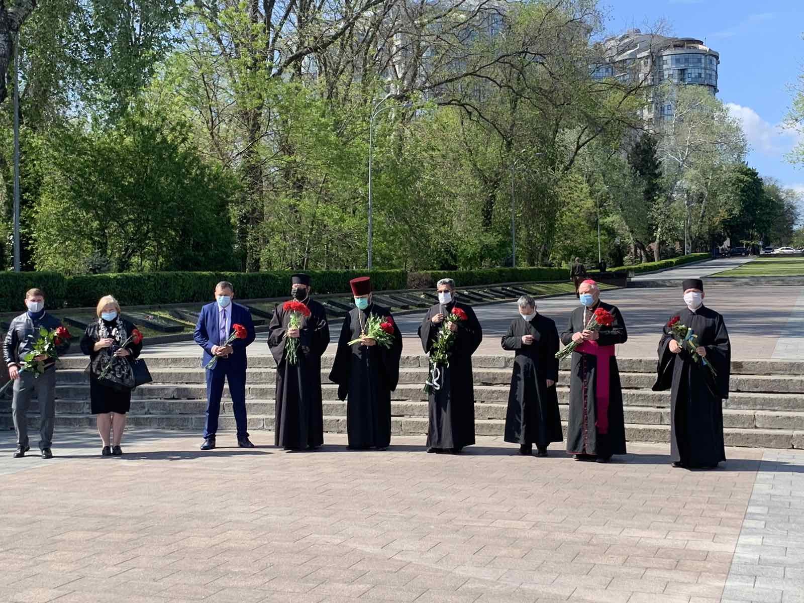 Возложение цветов в парке Шевченко Фото: горсовет 