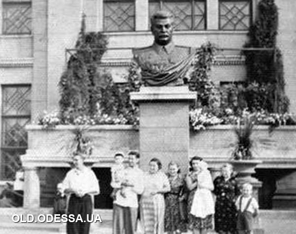 Бюст Сталина на перроне железнодорожного вокзала 1960 годы. Фото: viknaodessa