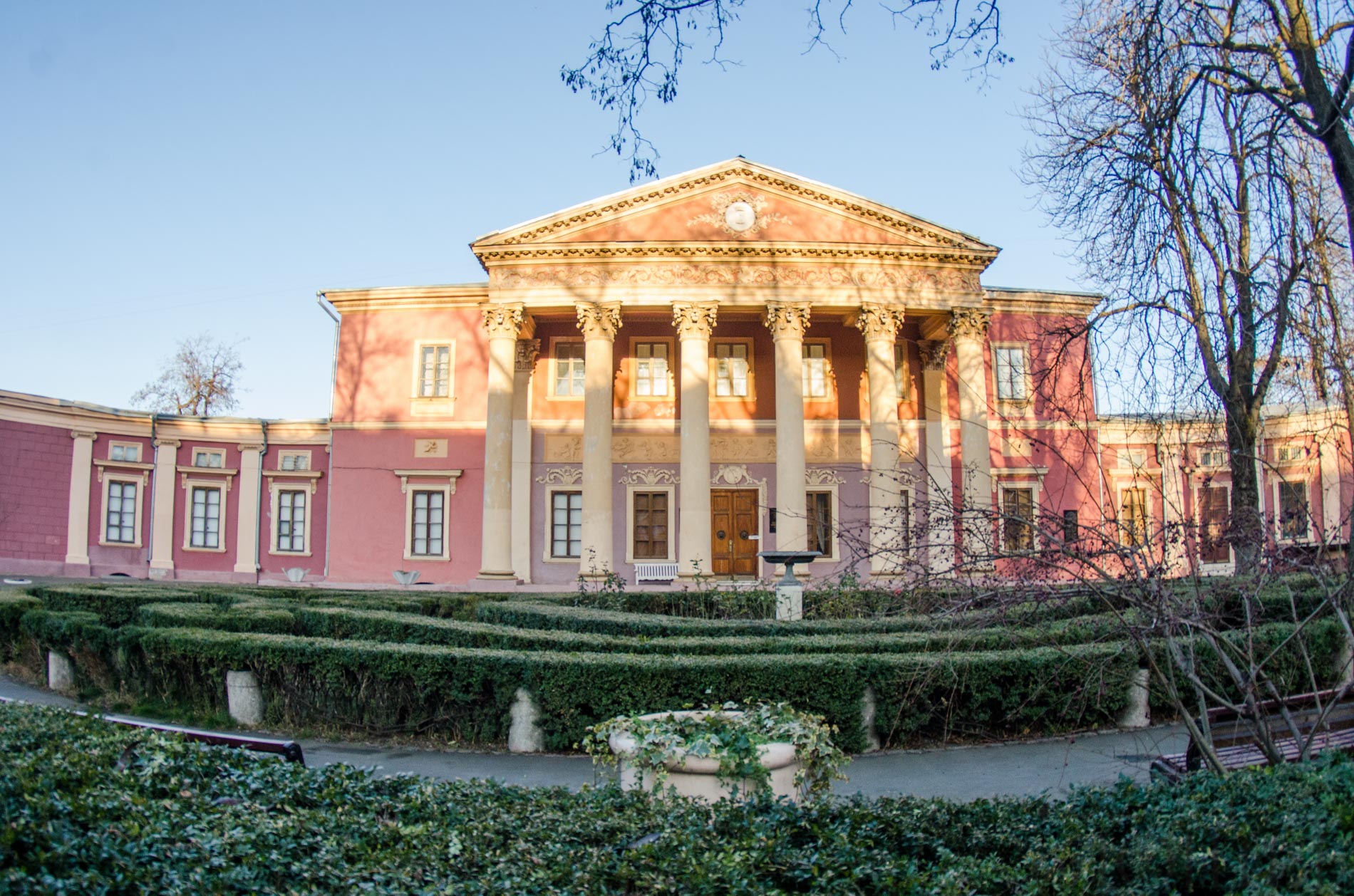 Двор ОХМ Фото: Лоция