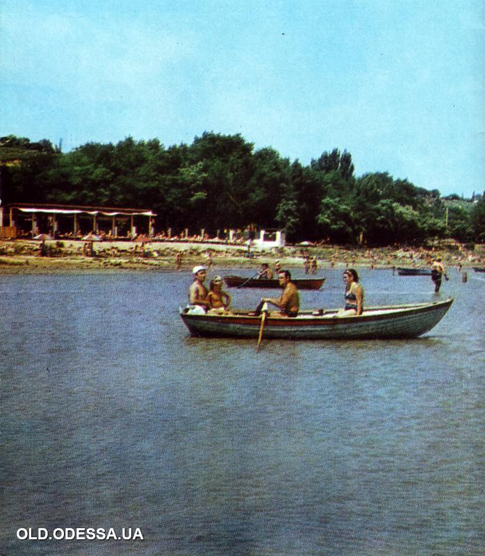 На лимане. Фото А. Подберезского в фотоочерке «Куяльник». Сдано в набор в 1974 г., издано в 1975 г. Источник: http://viknaodessa.od.ua/old-photo/?kuyalnitskij-liman-posle-1944