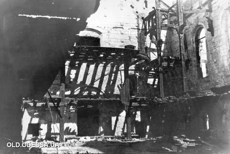 Остатки деревянных конструкций в кирхе после пожара Источник: viknaodessa