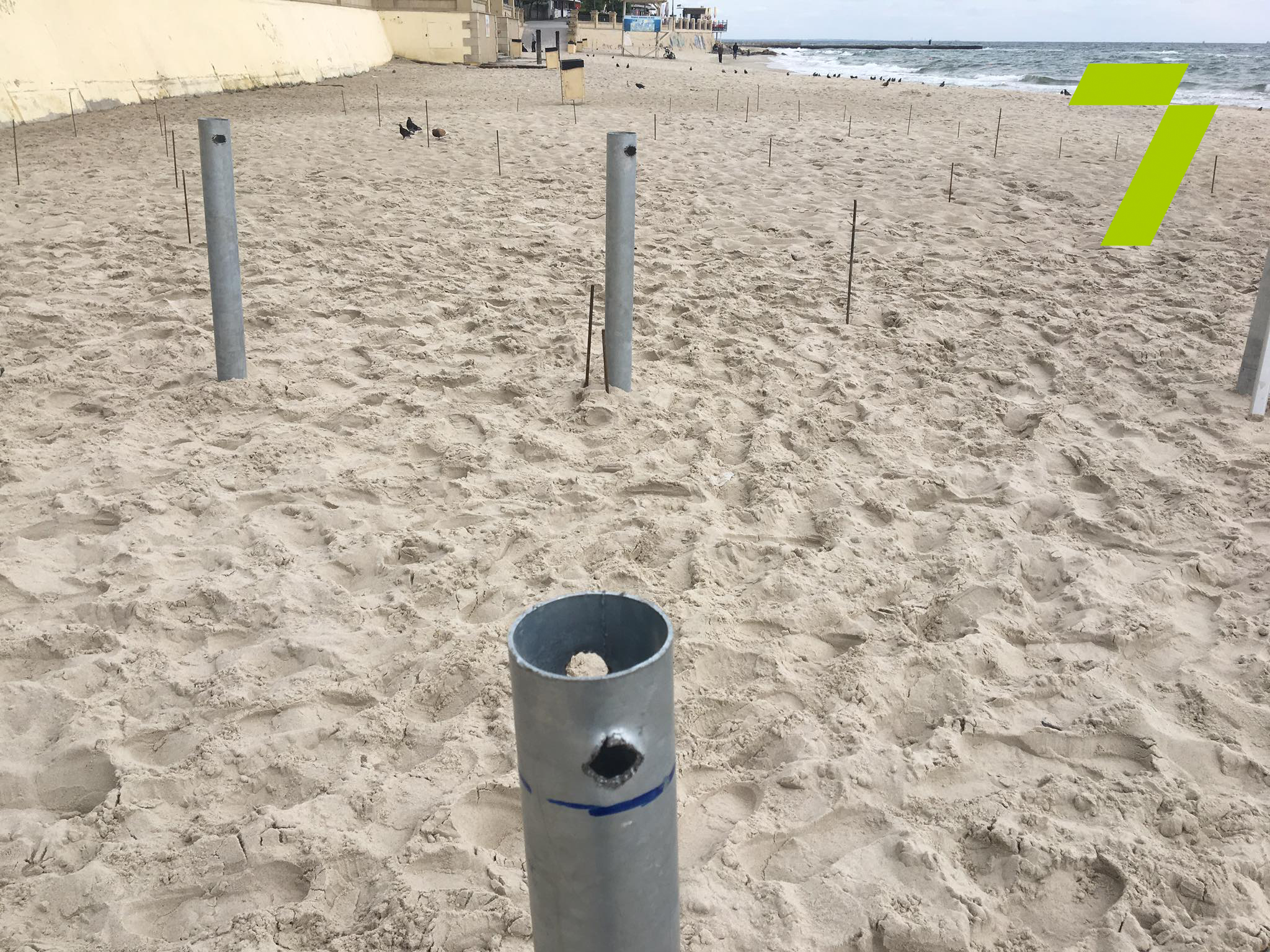 Настил на пляже 16-й Фонтана Фото: 7 канал