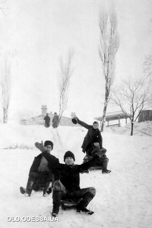 В Херсонском сквере. 1910-е годы. Источник: viknaodessa.od.ua