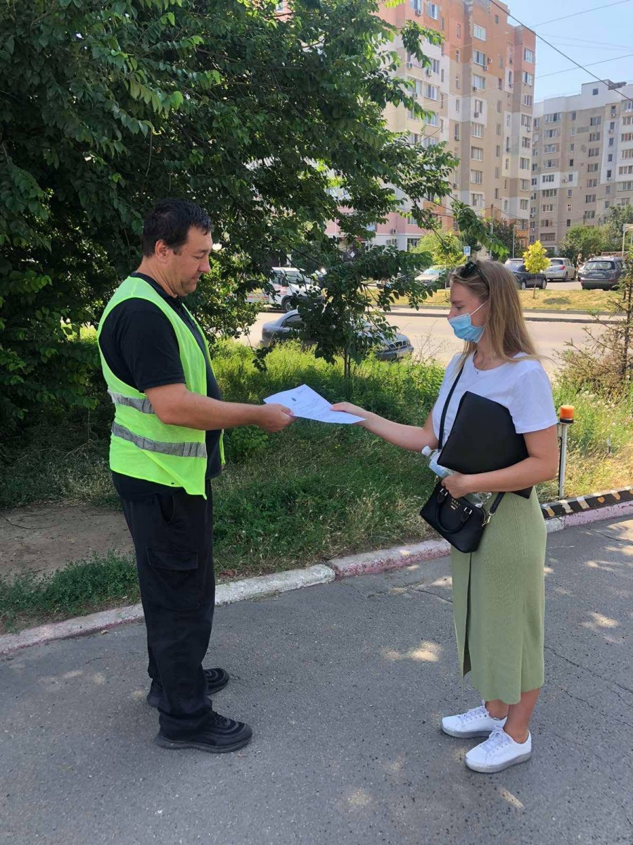 Вручают предписание по поводу амброзии. Фото горсовета 
