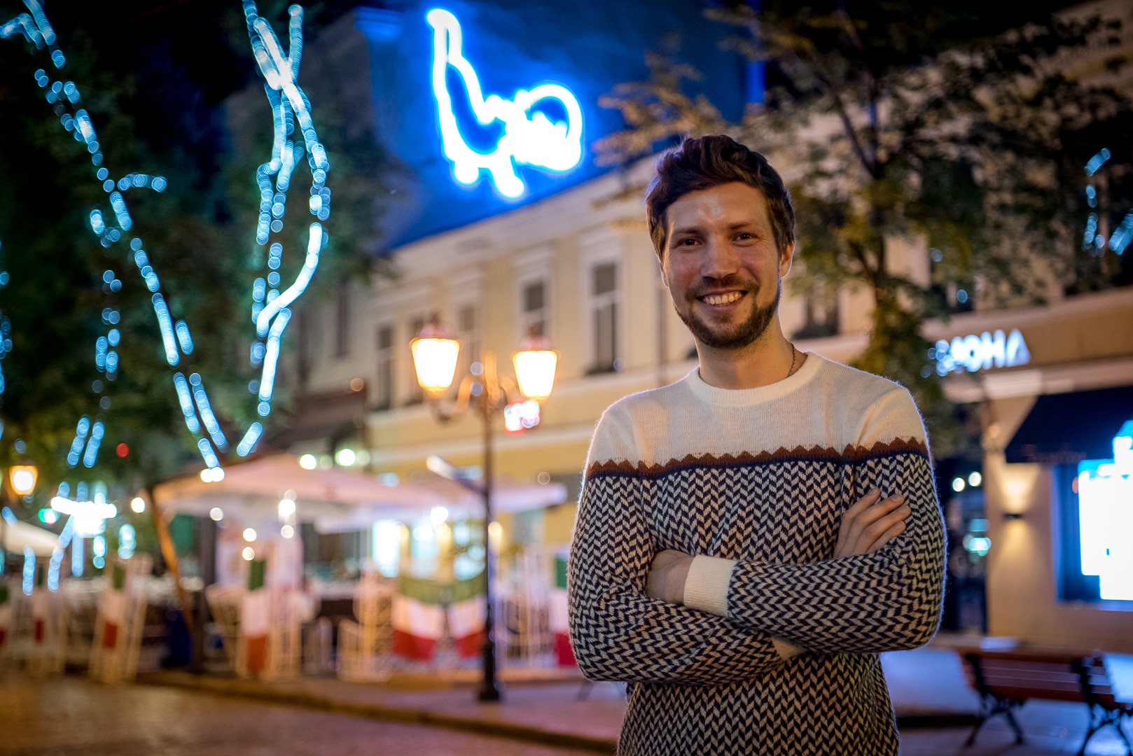 Степан Рябченко на тлі світлової інсталяції "Мур-Мяу".