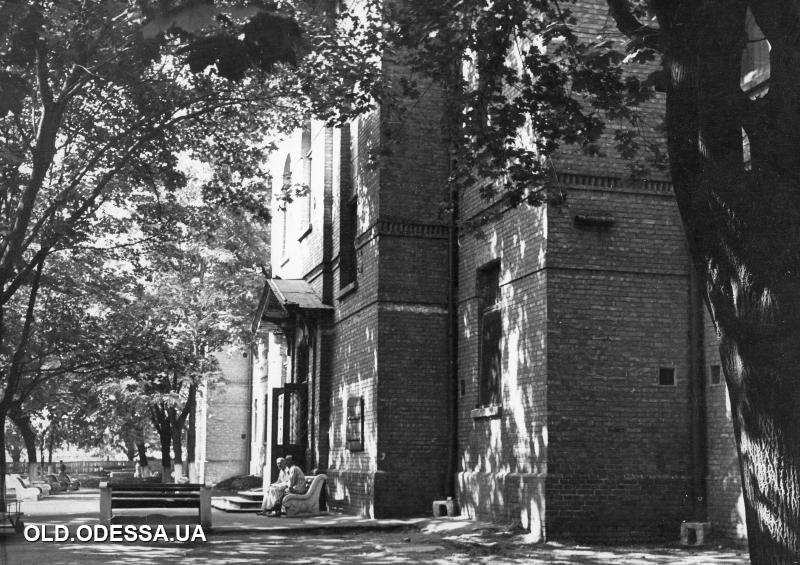 Фото: на территории больницы № 11. 1970-е годы. Фото: viknaodessa.od.ua