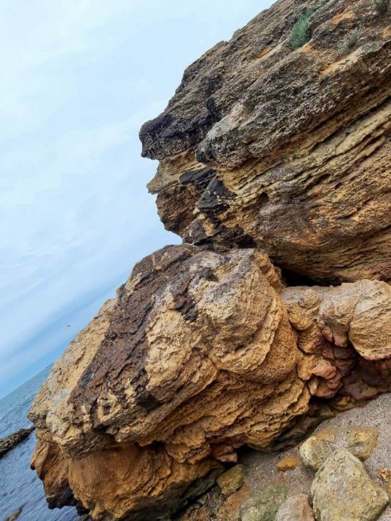 Камни зачем-то облили мазутой Фото: Елена Радионова/Фейсбук