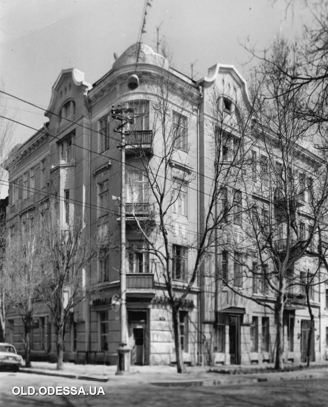 Одесса. Дом № 28 по улице Толстого, угол переулок Попова. 1980-е годы. Источник: viknaodessa.od.ua
