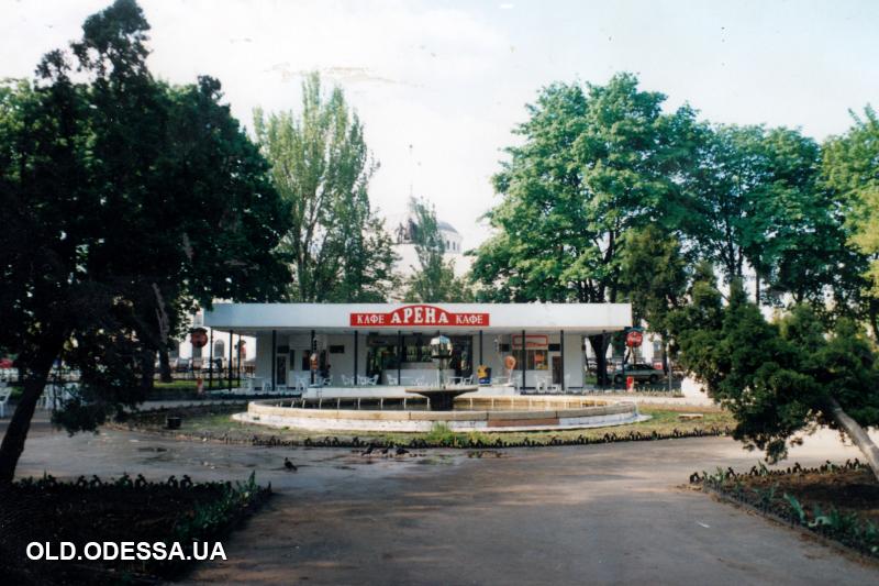 Одесса. Кафе в привокзальном сквере. 1993 год. Фото: viknaodessa