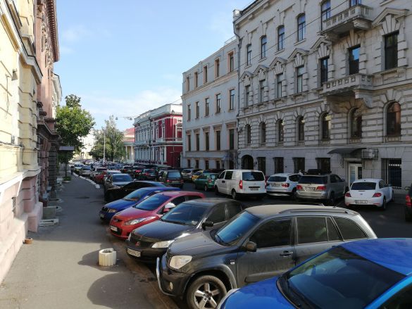 В Одессе из-за приезда Зеленского с платной парковки убрали машины: где искать свой автомобиль  фото 1