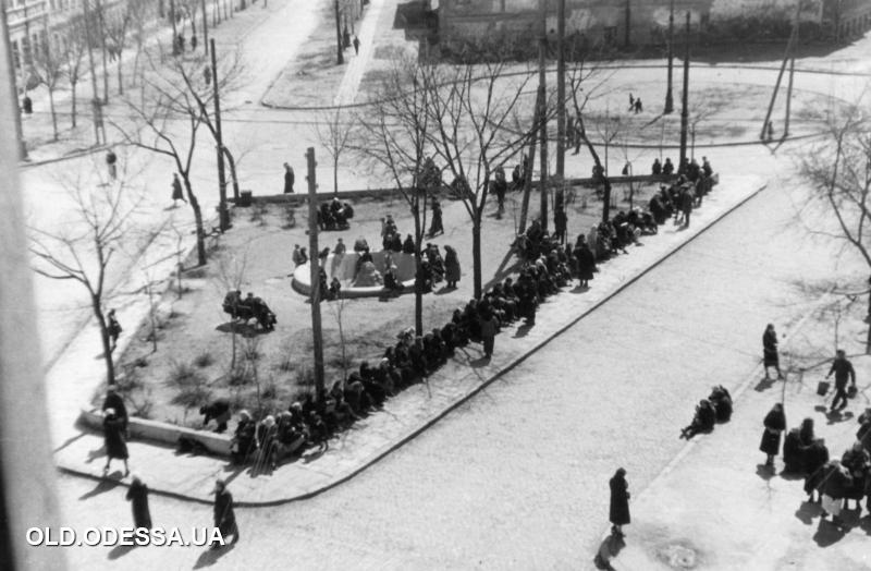 Гулевая площадь. Направо выход на улицу Провиантскую, наверх уходит улица Дегтярная. 1942–1943 годы. Источник: viknaodessa.od.ua