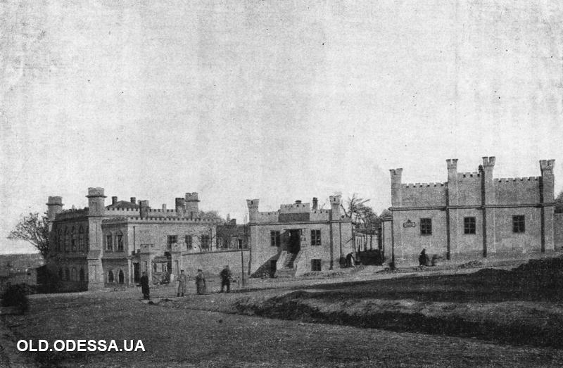 Когановские учреждения на Херсонском спуске. Фотография в книге «Одесса. 1794–1894». 1894 год. Источник: viknaodessa.od.ua