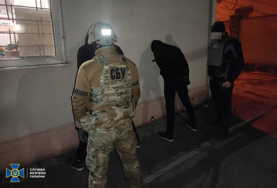 Грабили отделения почты и офисы: в Одессе задержали бандитов фото 1