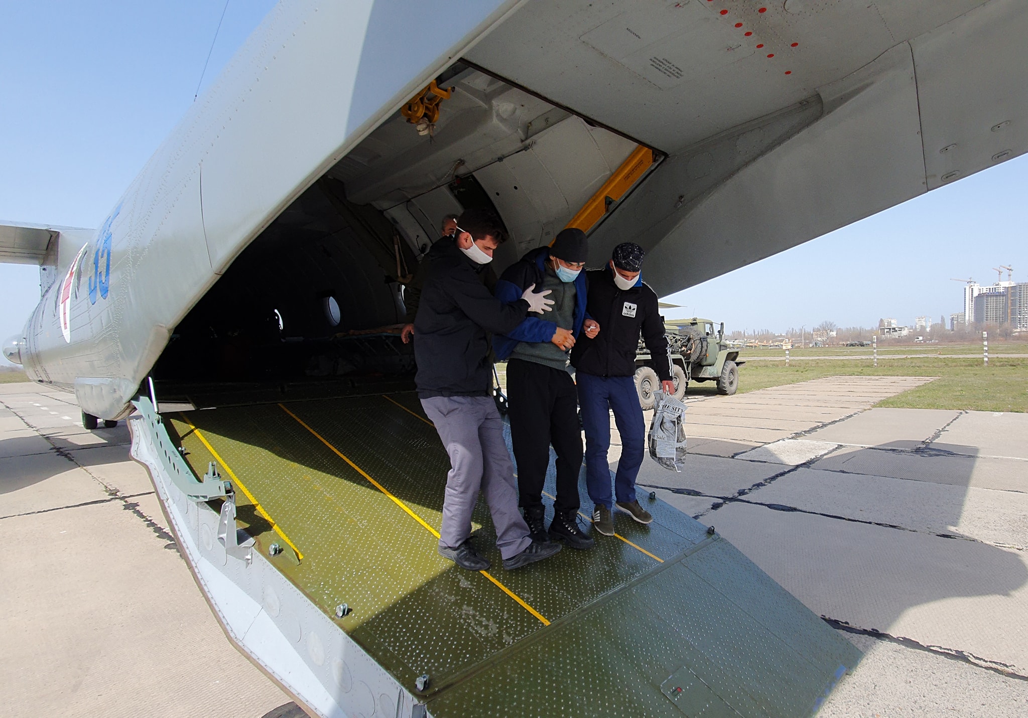 В Одессу прибыл борт с раненными военными: пять человек в тяжелом состоянии  фото 3 2