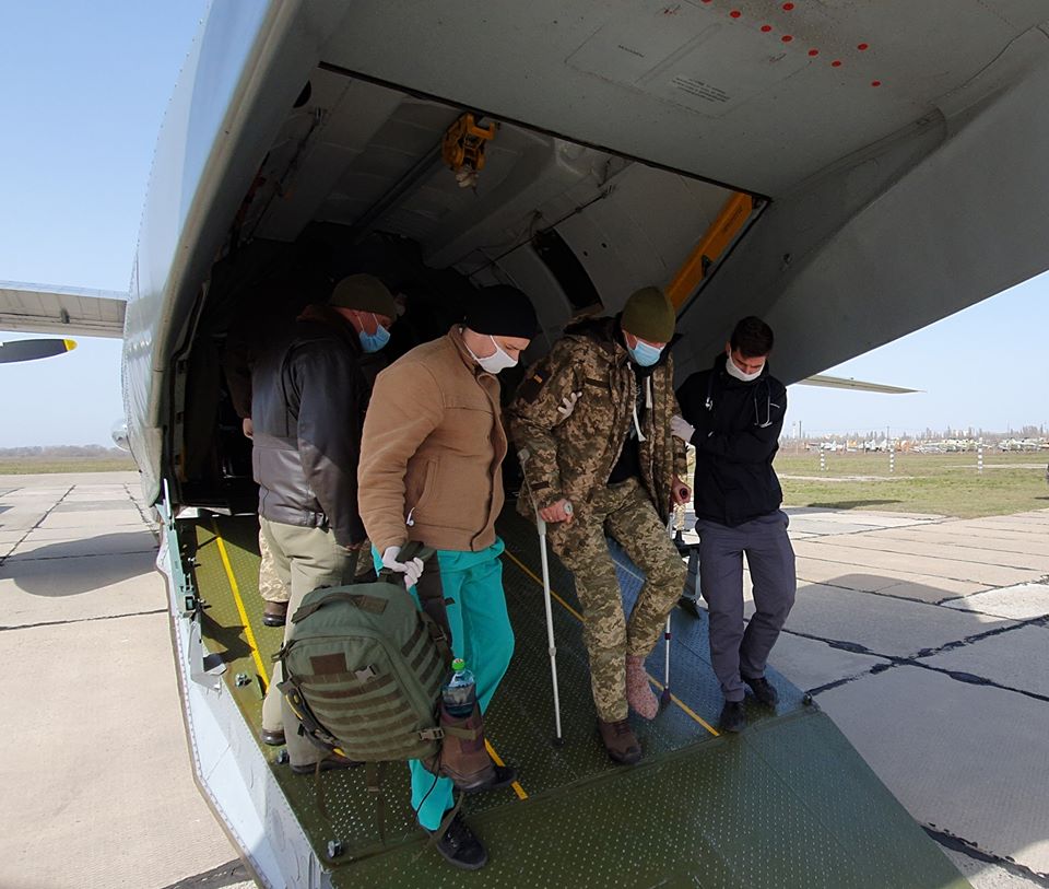 В Одессу прибыл борт с раненными военными: пять человек в тяжелом состоянии  фото 4 3