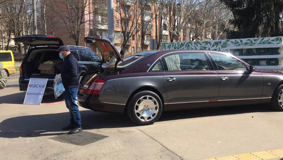 Акция поддержки: на Черемушках одесситы бесплатно раздают маски  фото 1