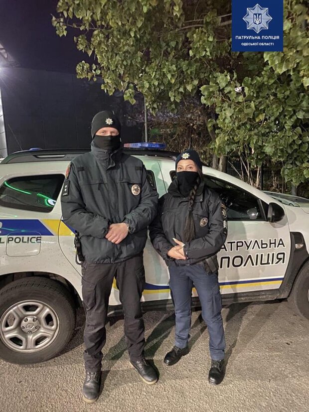 Патрульные, спасшие мужчину. Фото: Нацполиция