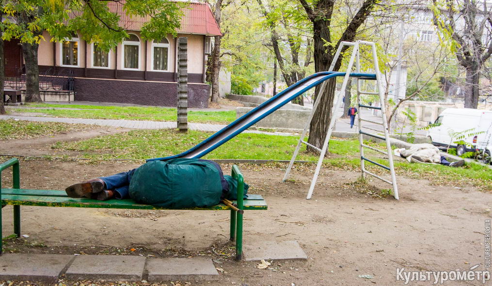 Бомжи в сквере Регенсбург. Фото: Культурометр