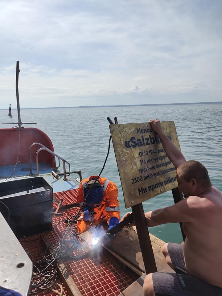 В море под Одессой установили памятную табличку. Фото: Владлен Тобак