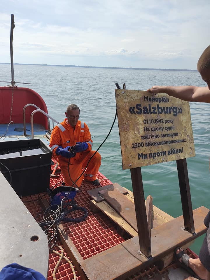В море под Одессой установили памятную табличку. Фото: Владлен Тобак