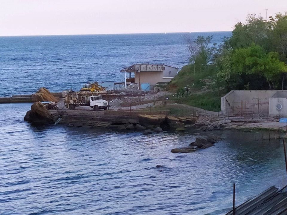 На одесский пляж заехала буровая установка Фото: Олег Никулин 