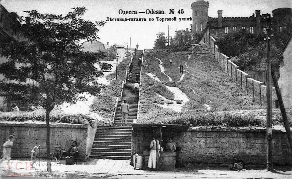 Спуск на Приморскую и огромный замок на Торговой. Фото: УСИ