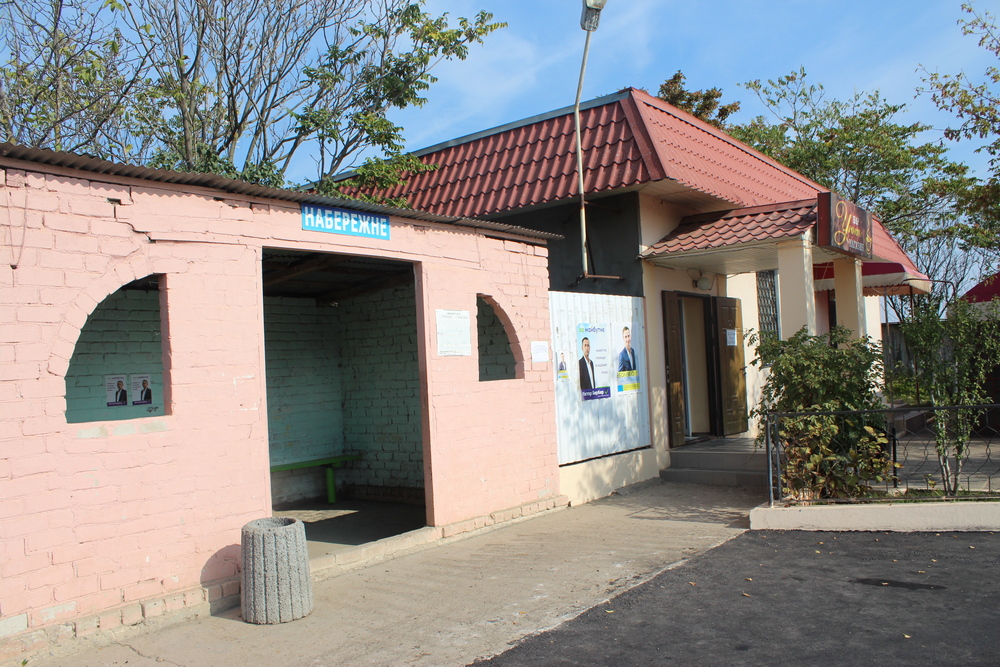 Остановка маршруток и магазин "Уют". Фото автора