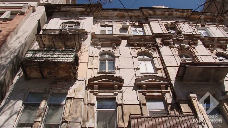 В Одессе с дома сбили лепнину Фото: Первый городской