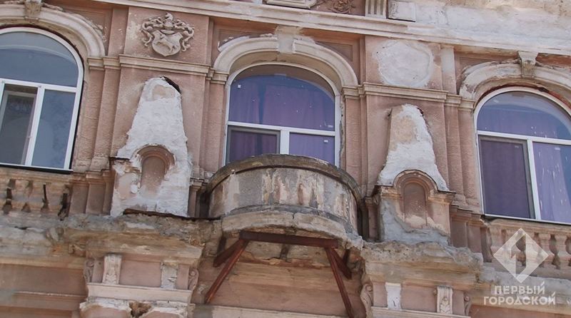 В Одессе с дома сбили лепнину Фото: Первый городской