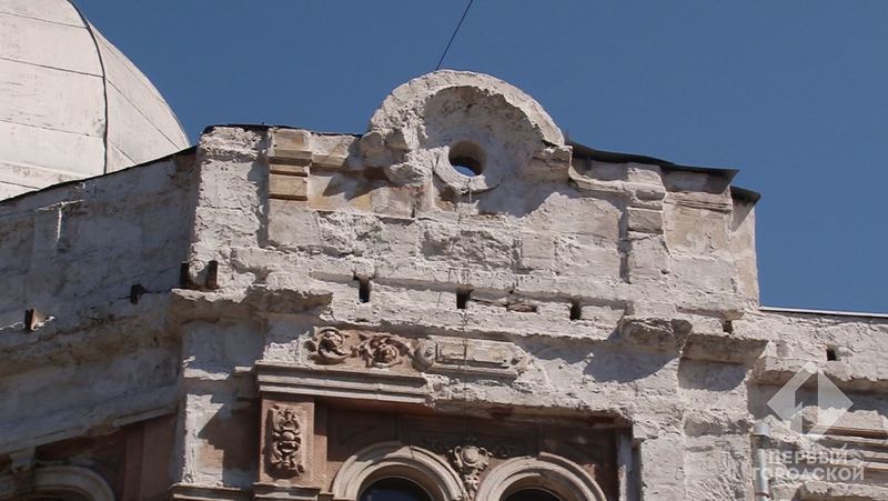 В Одессе с дома сбили лепнину Фото: Первый городской