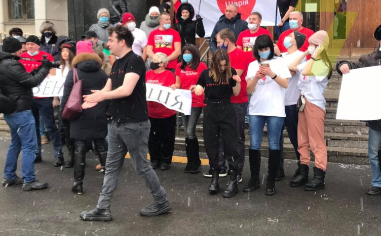 Митинг возле ОГА. Фото: 7 канал