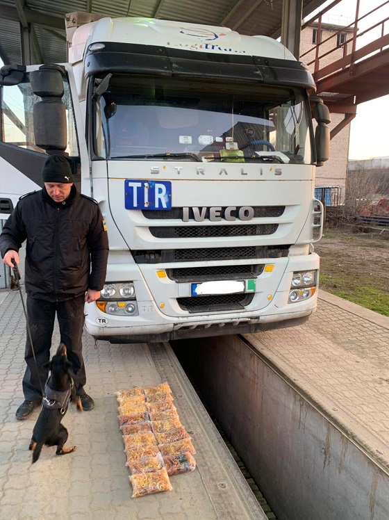 В грузовике нашли янтарь. Фото: Госпогранслужбы